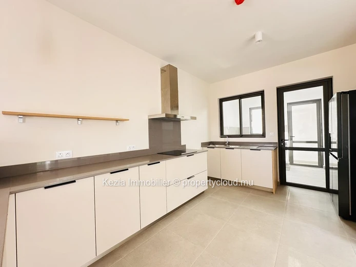 Penthouse Contemporain Proche De La Plage