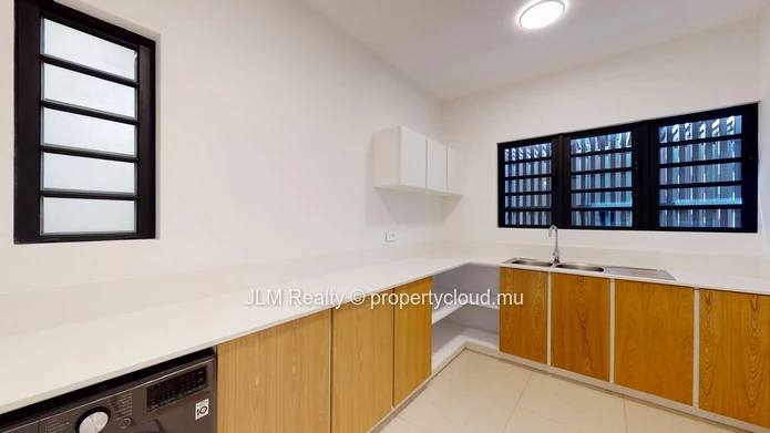 À louer – Appartement 3 chambres en suite en bord de rivière à Rivière Noire, Île Maurice