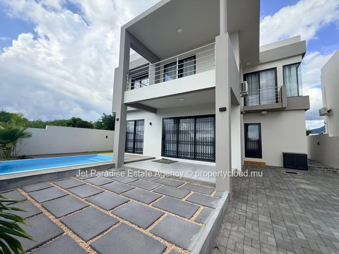 Newly built 4 bedrooms house with private swimming pool and Garden