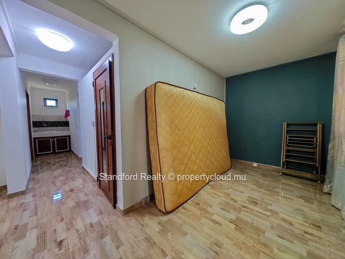 Modern First-Floor Apartment with Open-Plan Kitchen & Private Entrance – Mont Choisy