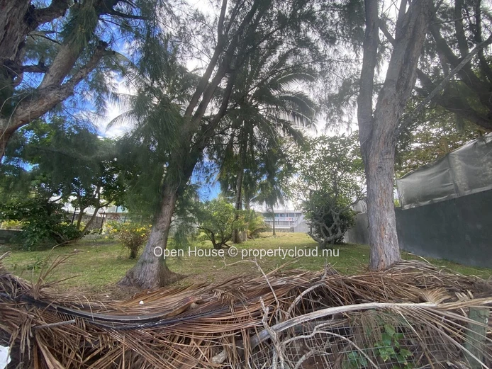 Residential land for sale in Bain Boeuf, Pereybere. 1,302m², seafront, sea view, close to amenities. Rs.