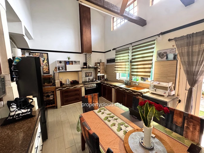 Albion – À vendre, deux villas avec piscine, proches de la plage
