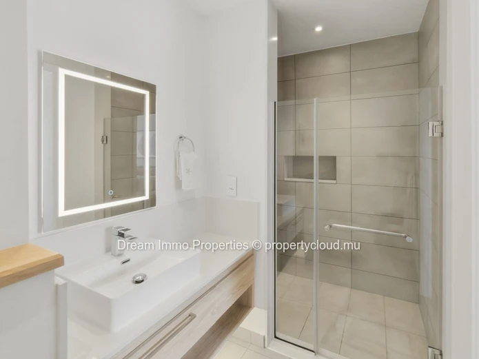 Appartement meublé de 3 chambres avec piscine privée en bord de mer à Grand Baie – Ile Maurice