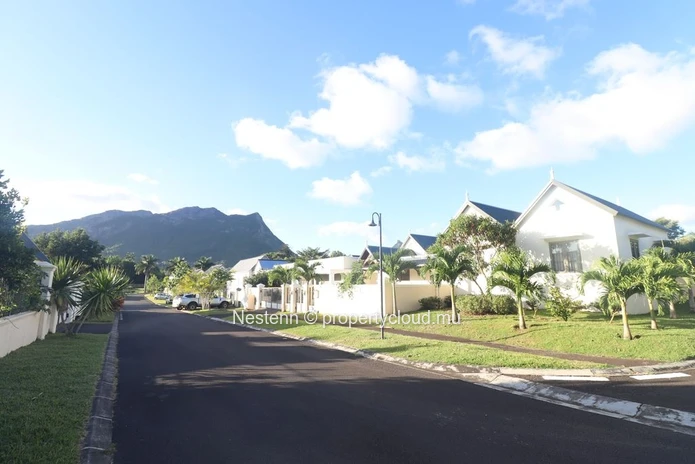 Élégante maison contemporaine avec vue sur les montagnes au sein d'un prestigieux domaine résidentiel 