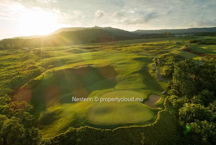 Residential land of 2293 m2 on golf course with sea and mountain views