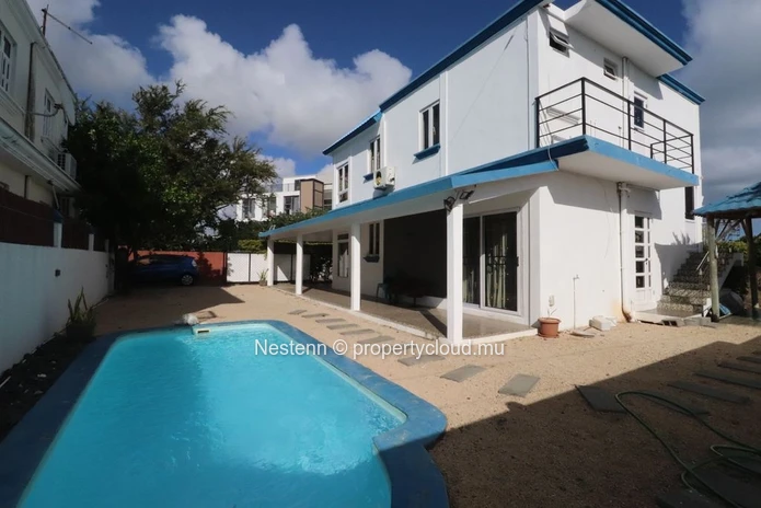 Charming 3-bedroom house with private pool 