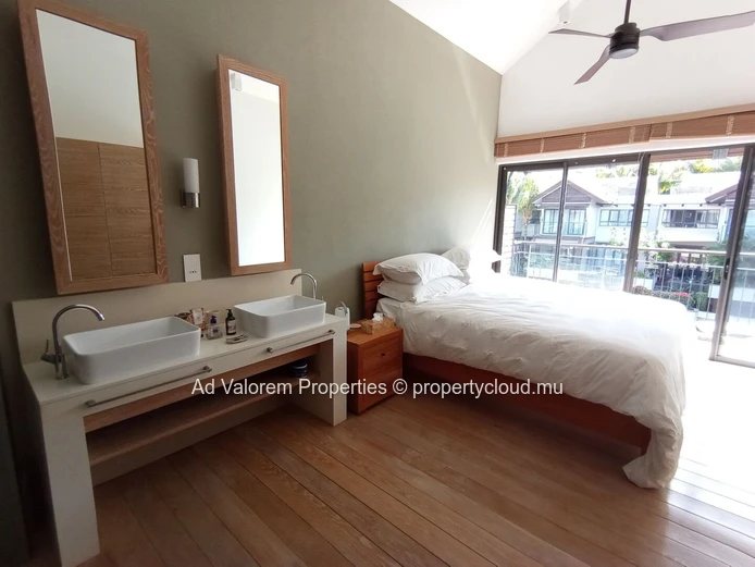 Duplex à vendre à Rivière Noire, vue mer et montagne, proche écoles, bus, golf, clinique et hôpital. 3 chambres.