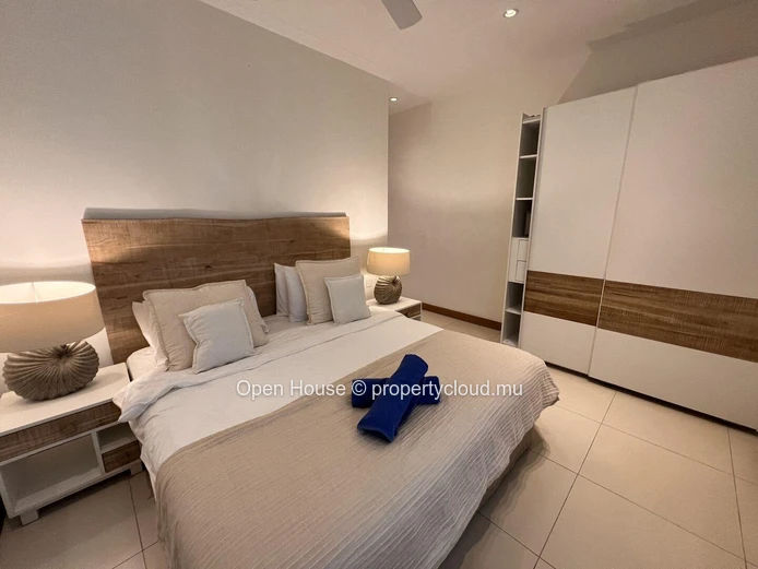 Magnifique appartement pieds dans l'eau, vue féérique sur le lagon de Cap Malheureux et les îles. 3 chambres. Piscine.