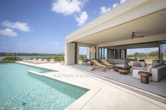 Superbe villa de luxe à vendre dans un domaine golfique à Beau Champ sur la côte est de l’Île Maurice