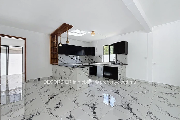 À VENDRE – Maison de plain-pied avec piscine et grand jardin