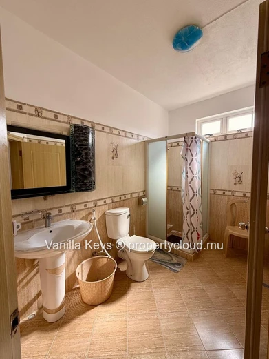 Spacious 4-Bedroom Apartment with Sea Views – Flic en Flac