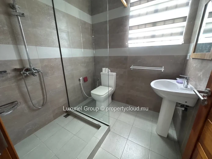 Villa Familiale 5 Chambres Avec Piscine À Louer 