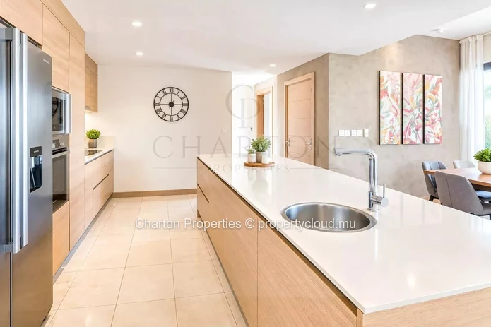Exceptional 3-bedroom penthouse on the top floor, with golf view in the heart of Mont Choisy