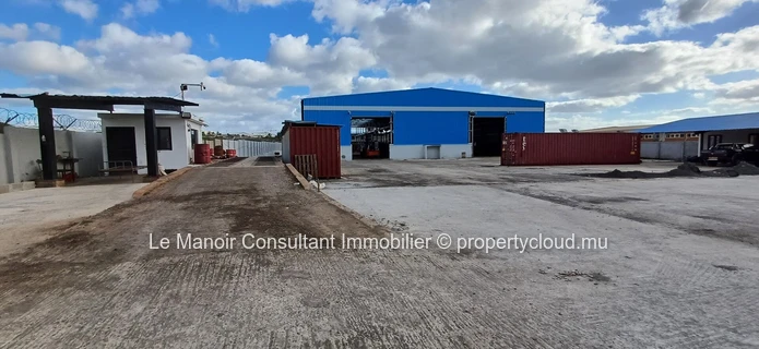 Entrepôt neuf de 450 m2  hauteur au plafond 9m situé dans la zone industriel a la Tour Koenig, proche des axes routiers.