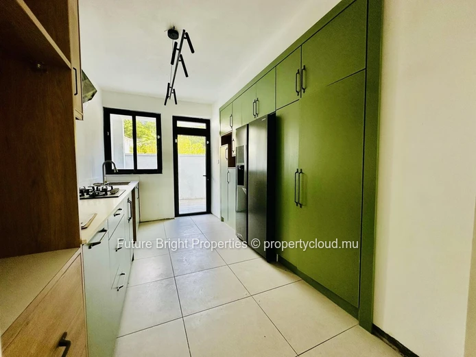 Duplex Moderne De 5 Chambres À Floréal – Neuf & Idéalement Situé