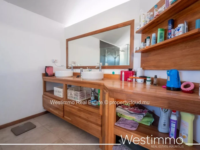 4-bedroom house with cinema and pool for rent in Flic en Flac