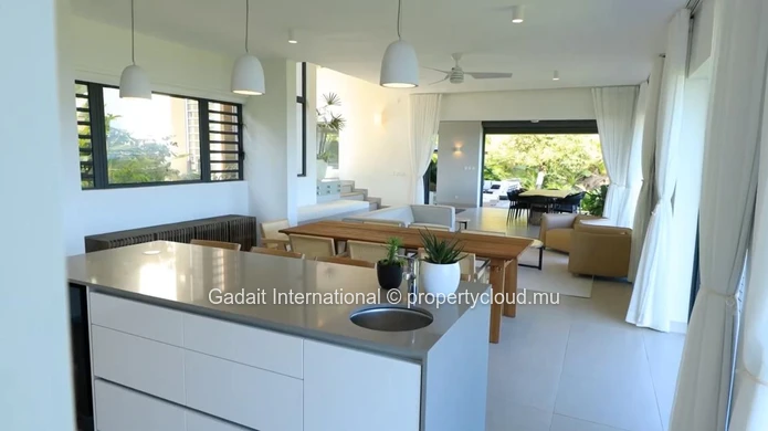 Villa contemporaine avec vue panoramique sur le lagon à Rivière Noire