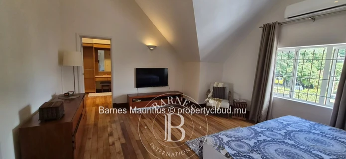 QUATRE BORNES - Maison et bureau jumelés à vendre - 450 m²