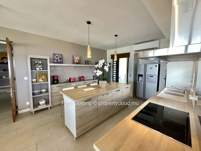 4-Bedroom Penthouse in the Heart of Tamarin - Plunge Pool & Panoramic Views