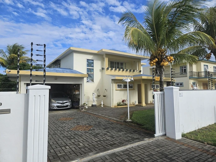 Spacious 5-bedroom family home for sale in Le Mahe, BEAU VALLON.