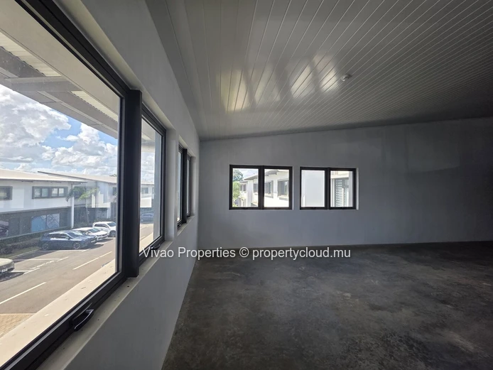 Location local commercial 97 m² avec mezzanine à Calebasses