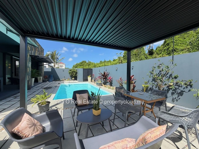 In a private neighborhood, close to the sea, this villa with modern architecture is bright and spacious. It offers in...