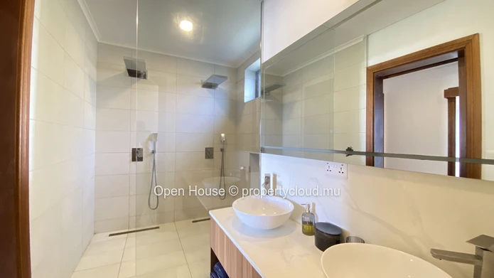 A VENDRE Appartement meublé - 3 chambres en suite - Piscine commune -  salle de gym - parking  en sous-sol privé . Id...