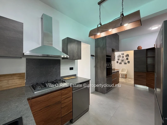 In a private neighborhood, close to the sea, this villa with modern architecture is bright and spacious. It offers in...
