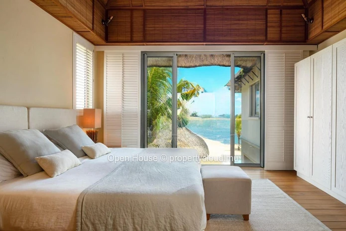 Waterfront villa for sale in the unique Marina of the island, 395m², pool, 12m boat mooring, 5 bedrooms.