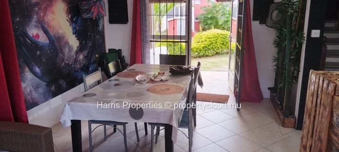 À vendre, charmant triplex situé dans une résidence sécurisée à Grand Gaube