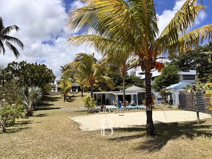 RIAMBEL- Propriété pieds dans l'eau - 3 Villas