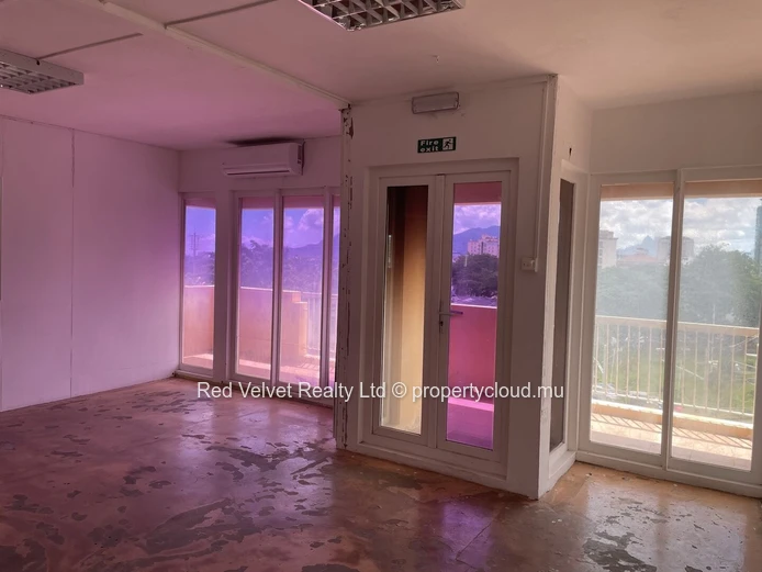 Large 4,000 sqft Office with Wraparound Balcony – Quatre Bornes