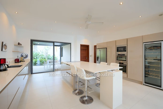 Luxury villa for sale in Cap Malheureux, Pereybère – 414 sqm living area, 1,065 sqm plot, 4 bedrooms, office, private...