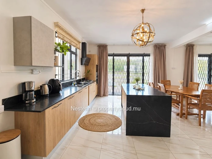 Élégante villa de 3 chambres avec piscine à débordement 