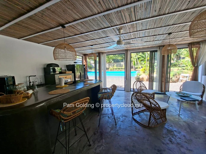 Élégante Maison Rénovée de 4 Chambres avec Piscine à Débordement et Vue sur La Tourelle