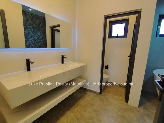 Villa Neuve de 4 Chambres à Louer à Grand Baie | Piscine Privée, Garage, Balcons et Propriété Sécurisée