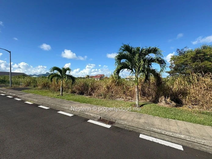 Terrain résidentiel de 912m² en résidence cloturée