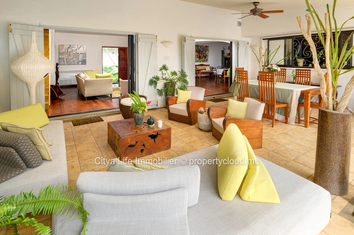 Maison meublée à louer à Calodyne, 406m² sur terrain de 2.500m², 4 chambres, piscine privée, garage, jardin, veranda....