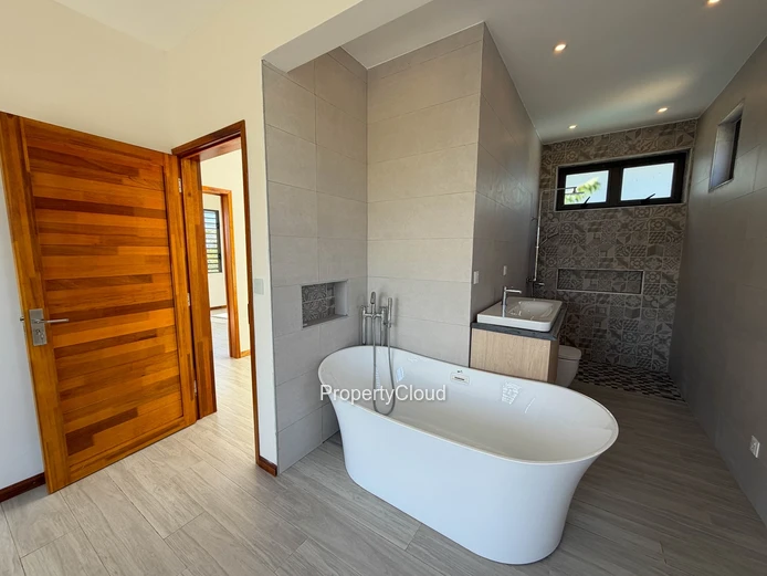 À Vendre | Maison Neuve Avec Piscine | 3 Chambres + Bureau Séparé + Espace De Rangement | Région De Mont Mascal | Rs ...