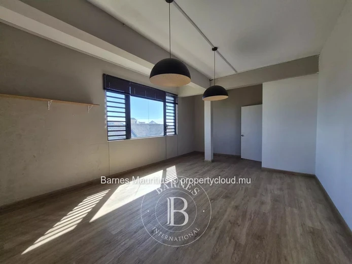 GRAND BAIE - Bright open-plan office - 70 m² - France