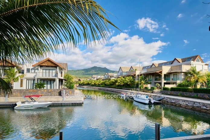 IRS VILLA for sale in Rivière Noire, Black River. 248m² living space, private pool, boat mooring.