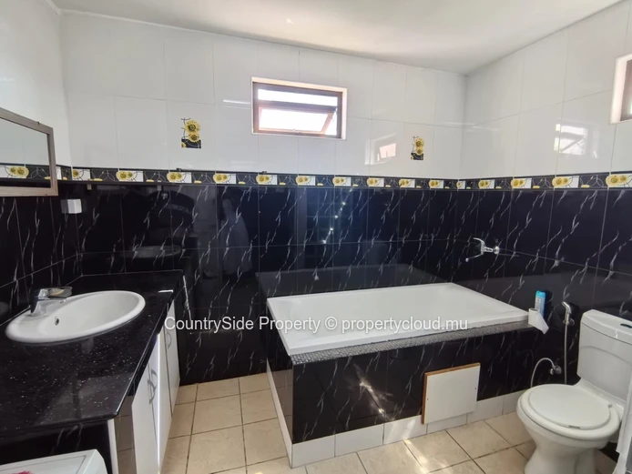 Bright & Spacious 2-Bedroom Apartment Just 5 Minutes from the Beach and Shops