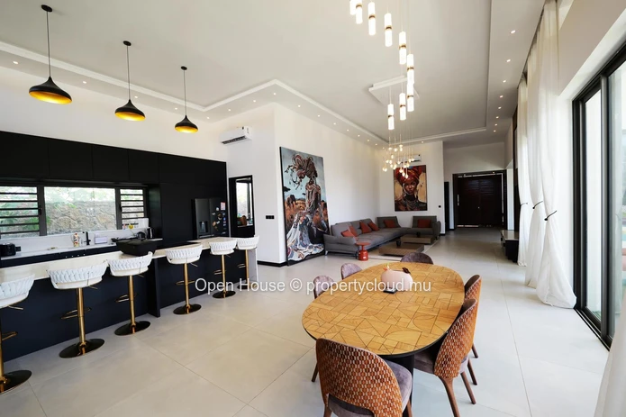 PDS villa for sale in Grand Baie, 214m² living space, 527m² land, 3 bedrooms, private pool, luxurious interior and ex...