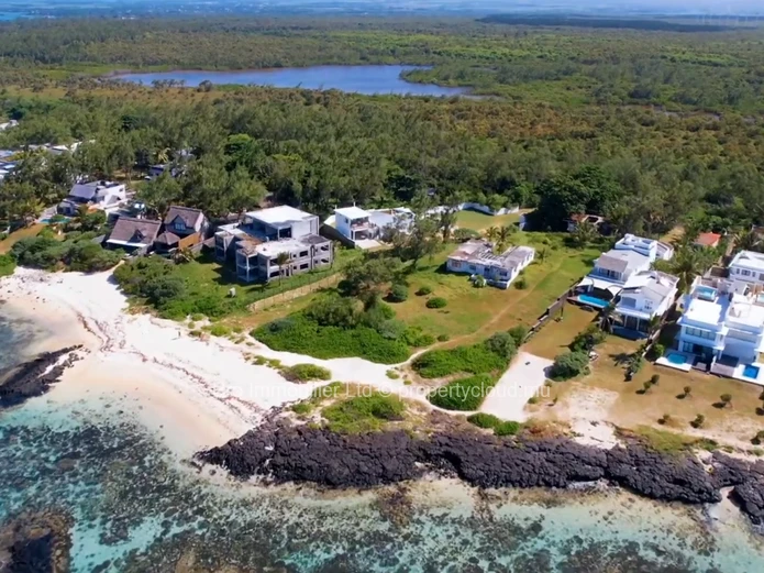 Découvrez le meilleur de la vie côtière avec cette maison située à quelques pas de la plage de Poste Lafayette. 