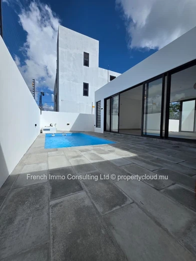 Superbe villa neuve de plain pied a grand baie (marché local) 