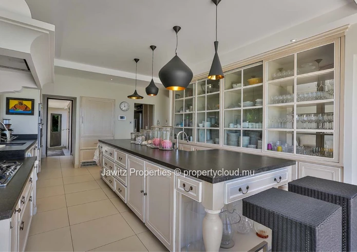 A Grand 800m² Sanctuary of Luxury & Tranquility