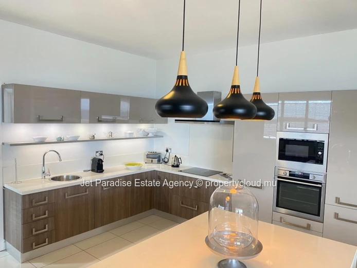 Penthouse RES à vendre à Tamarin, 265m², 3 chambres, piscine privée, vue mer et montagne, proche commodités, parking ...