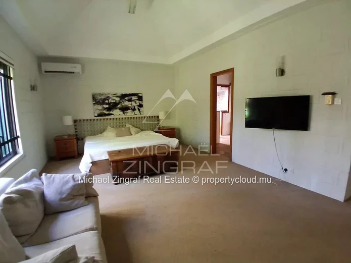 Spacious Family Villa with Pool in Pereybere