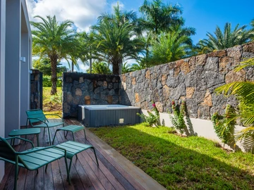 Expertly interior designed, a fabulous fully furnished modern villa ready to move.