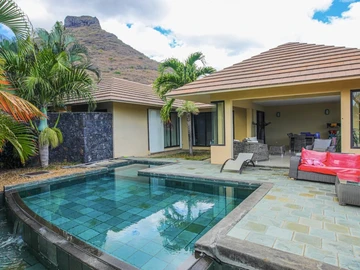 En location une villa familiale de luxe toute équipée avec piscine privée.